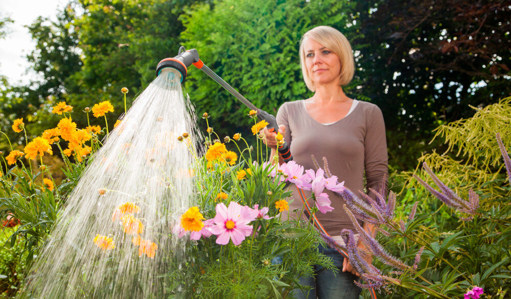 Lanca zraszająca GARDENA 18334-20 Comfort ogród kwiaty krzewy drzewa osoba podlewa rośliny wygodne podlewanie ogrodu zadbane rośliny wygodne nawadnianie roślin 