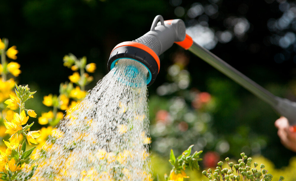 Lanca zraszająca GARDENA 18334-20 Comfort ogród osoba podlewa kwiaty zbliżenie na dyszę do wygodnego nawadniania roślin do wygodnego nawadniania roślin długość 90 cm