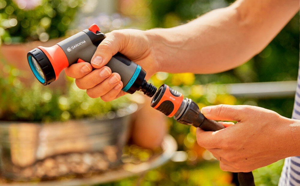 Zestaw GARDENA City Gardening wąż spiralny zraszacz natrysk 3/8 cala 7.5 m 18411-20 ogród rośliny osoba podłącza zraszacz do węża w zestawie końcówka zraszająca szybkozłącze ze stopem reparator przyłącze kranowe adapter łatwy montaż równomierne rozprowadzenie wody po roślinach