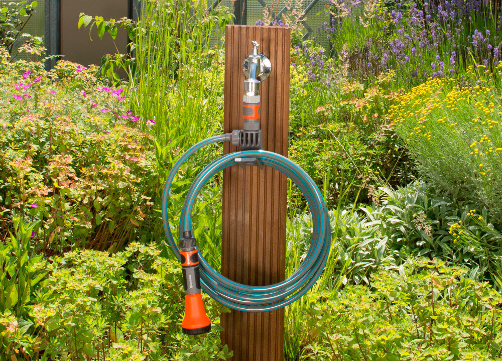 Zestaw GARDENA City Gardening wąż spiralny zraszacz natrysk 3/8 cala 7.5 m 18411-20 ogród słupek zwinięty wąż i zraszacz umieszczony na słupku wbudowany wieszak przechowywanie węża w uporządkowany sposób montaż nie wymaga skomplikowanych narzędzi w każdej chwili można go zawiesić lub zdjąć