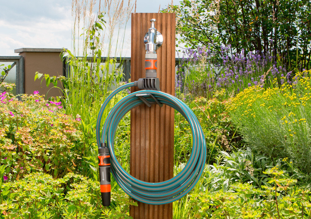 Zestaw GARDENA City Gardening wąż spiralny zraszacz prosty 3/8 cala 7.5 m 18401-20 ogród słupek wąż na uchwycie w tle rośliny budynki płot wąż spiralny o długości 7,5 m samoczynnie zwija się po zakończeniu pracy oszczędza miejsce unika uciążliwego rozwijania i zwijania do ograniczonych przestrzeni