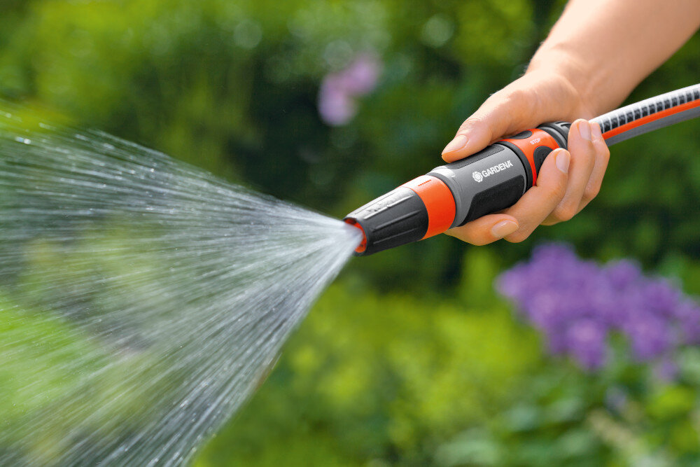 Zestaw GARDENA City Gardening wąż spiralny zraszacz prosty 3/8 cala 7.5 m 18401-20 ogród rośliny osoba podlewa rośliny zbliżenie na zraszacz w zestawie końcówka zraszająca szybkozłącze ze stopem reparator przyłącze kranowe adapter łatwy montaż równomierne rozprowadzenie wody po roślinach