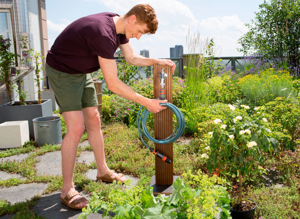 Zestaw GARDENA City Gardening wąż spiralny zraszacz prosty 3/8 cala 7.5 m 18401-20 ogród słupek osoba ściąga z uchwytu wąż w tle rośliny z wysokiej jakości materiałów odporność na ciśnienie do 22 bar ochrona przed mrozem bezpieczne podlewanie roślin