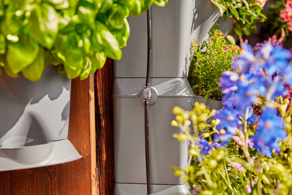 Zestaw do nawadniania GARDENA NatureUp 13157-20 balkon taras rośliny zbliżenie na łączniki różnej długości rurki i łączniki dopasowanie całego systemu do rozmieszczenia doniczek zorganizować przestrzeń zgodnie z własnymi potrzebami