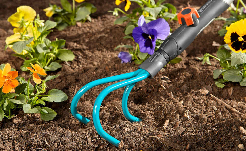 Kultywator ręczny GARDENA Combisystem 3135-20 10 X 28 cm trzy haczykowato zagiete zeby rozbijaja zbite podloze zeby z wysokiej jakosci stali trwalosc odpornosc na odksztalcenia powloka z duroplastu ochrona przed rdza wilgocia uszkodzeniami mechanicznymi szerokosc robocza 10 mm do mniejszych powierzchni