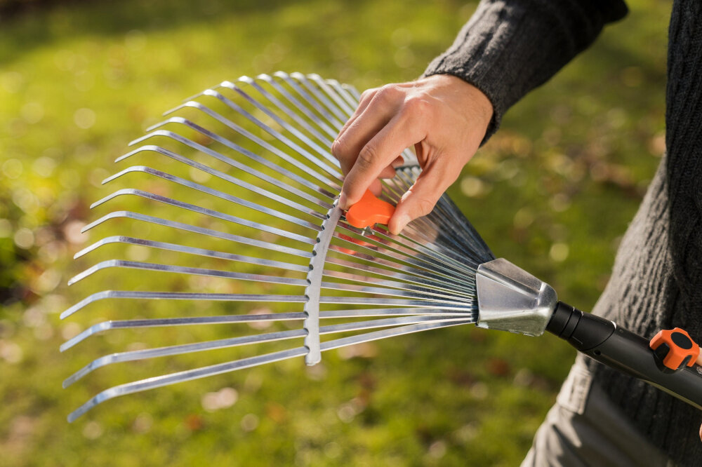 Grabie GARDENA 3103-20 do liści regulacja szerokosci roboczej w zakresie od 30 do 50 cm do grabienia drobnych i duzych odpadow ogrodowych przycisk regulacyjny blyskawiczne dopasowanie do aktualnych potrzeb