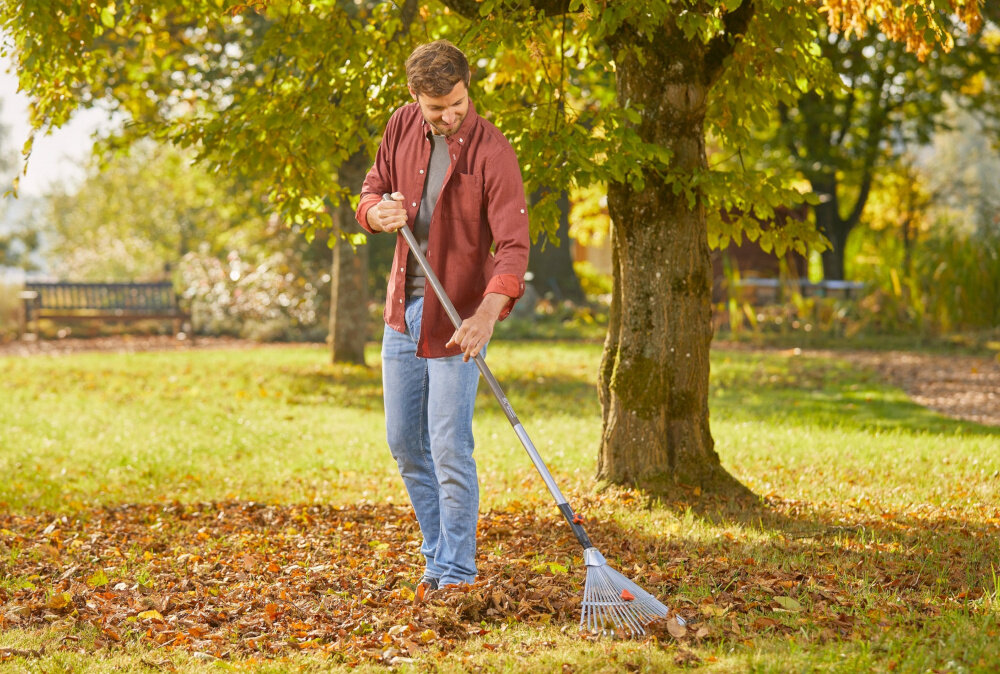 Grabie GARDENA 3103-20 do liści rodzina GARDENA Combisystem mozna polaczyc z trzonkiem z serii o dlugosci 130 lub 150 cm do wyboru trzonek drewniany aluminiowy odciazajacy kregoslup