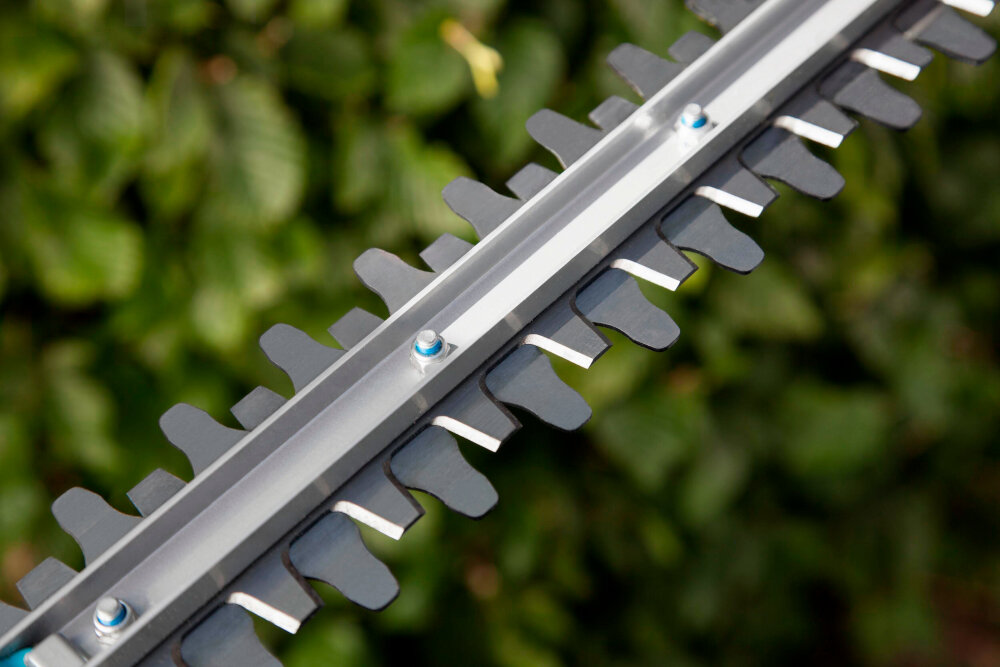 Nożyce do żywopłotu GARDENA EasyCut 450-50 9831-20 elektryczne dlugie ostrze doskonale ciecie wycinana technika laserowa bardzo wytrzymale porusza sie w przeciwnych kierunkach precyzyjne szybkie ciecie dlugosc 50 cm odstepy miedzy zebami 18 mm
