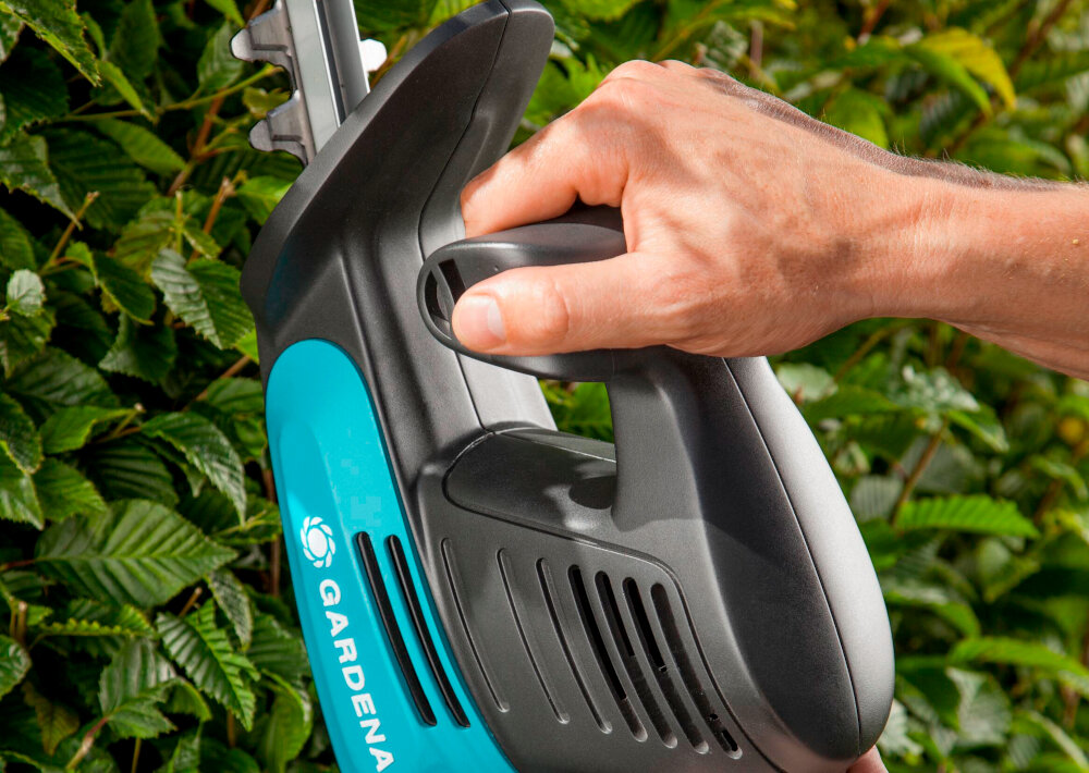 Nożyce do żywopłotu GARDENA EasyCut 450-50 9831-20 elektryczne korpus dobrze wywazony wygodna praca dwa uchwyty ErgoLine precyzyjne ciecie antyposlizgowy material bezpieczna praca duzy przycisk