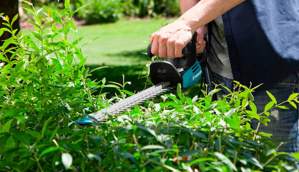 Nożyce do żywopłotu GARDENA EasyCut 500-55 9832-20 elektryczne silnik elektryczny moc 500 W ciagla niezawodna praca haczyk wygode zaczepienie przedluzacza prowadzenie wzdluz narzedzia minimalne ryzyko przypadkowego przeciecia