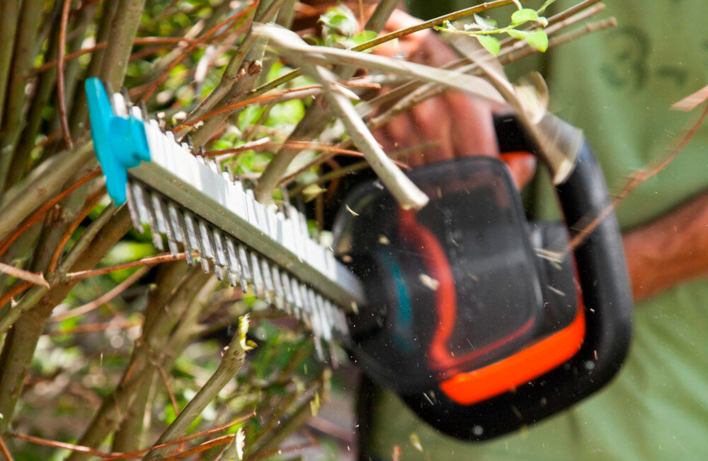 Nożyce do żywopłotu GARDENA PowerCut 9835-20 elektryczne silnik elektryczny moc 700 W ciagla ciagla niezawodna praca haczyk zaczepic przedluzacz prowadzony wzdluz narzedzia minimalizuje ryzyko przypadkowego przeciecia kabla