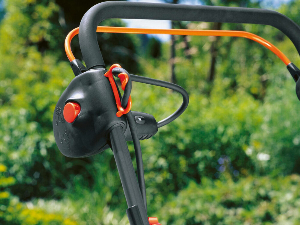 Wertykulator elektryczny GARDENA ES 500 mocna obudowa z wysokiej jakości tworzywa sztucznego odporne na uszkodzenia mechaniczne i warunki atmosferyczne kompaktowy aerator uchwyt ergonomiczny składany