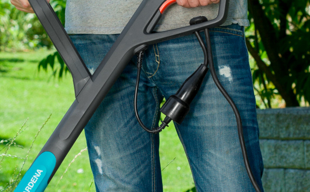Podkaszarka elektryczna GARDENA SmallCut Plus 350-23 9806-20 okolo 35-centymetrowy kabel funkcja odciazenia kabla bezpieczne uzytkowanie efektywna szybka