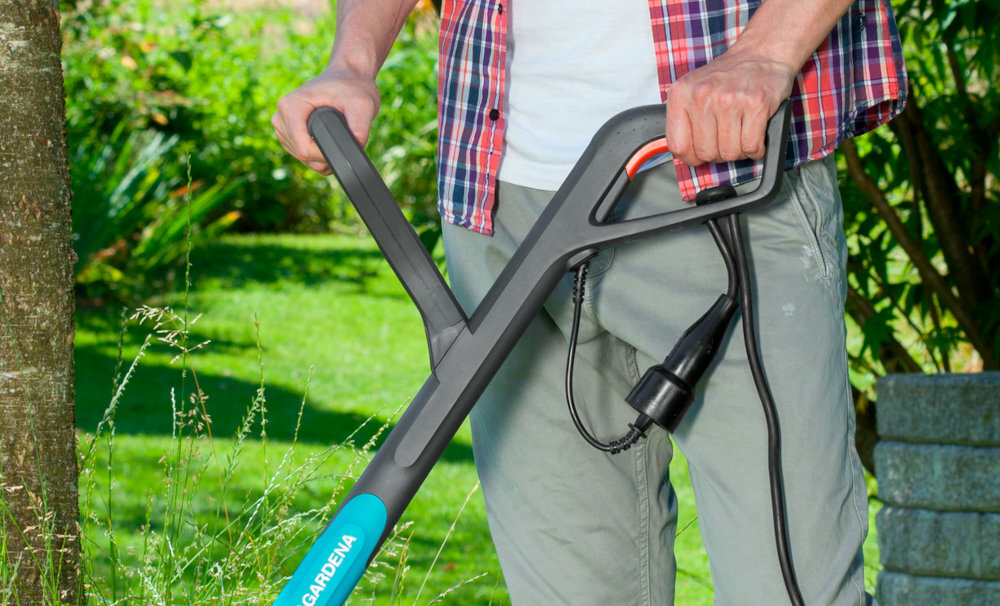 Podkaszarka elektryczna GARDENA SmallCut Plus 350-23 9806-20 dlugi przedni uchwyt ergonomiczny design atyposlizgowa powloka wygodna w uzyciu lekka wydajna bezpieczna