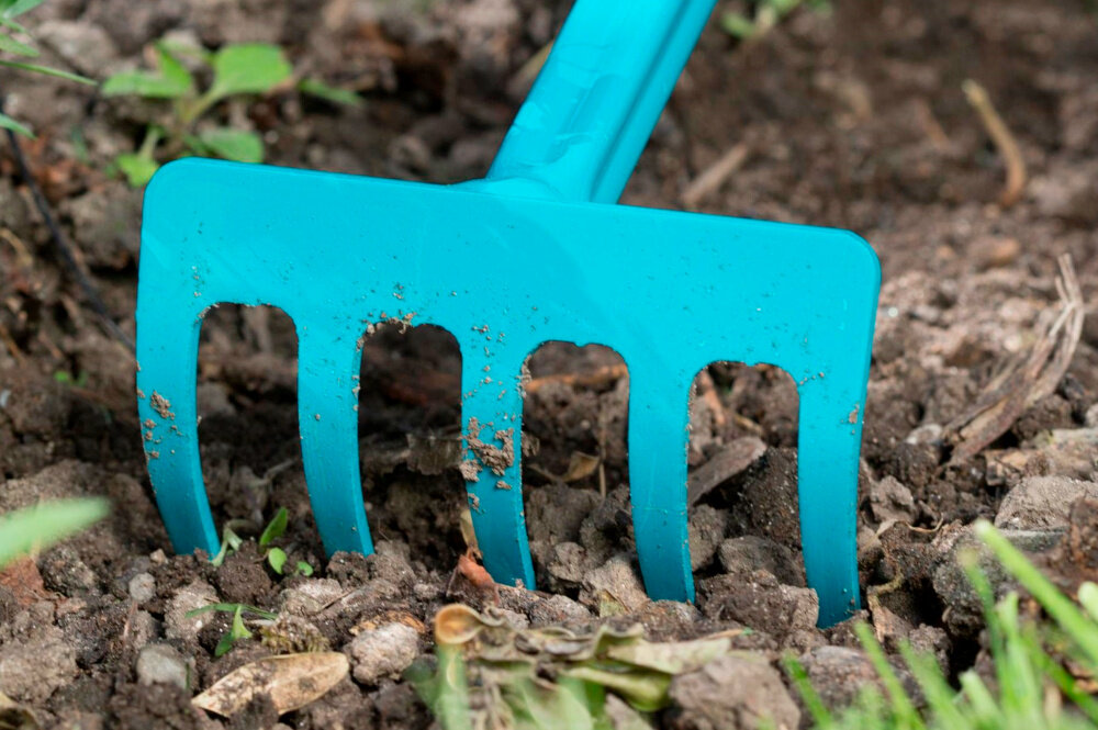 Grabki ogrodowe GARDENA 8925-20 szerokość 8.5 cm 5 zębów z wysokiej jakosci stali trwalosc odpornosc na odksztalcenia powloka z duroplastu ochrona przed rdza wilgocia i uszkodzeniami mechanicznymi piec solidnych zebow szerokosc robocza 8,5 cm pielegnacja waskich rabat i miedzy roslinami
