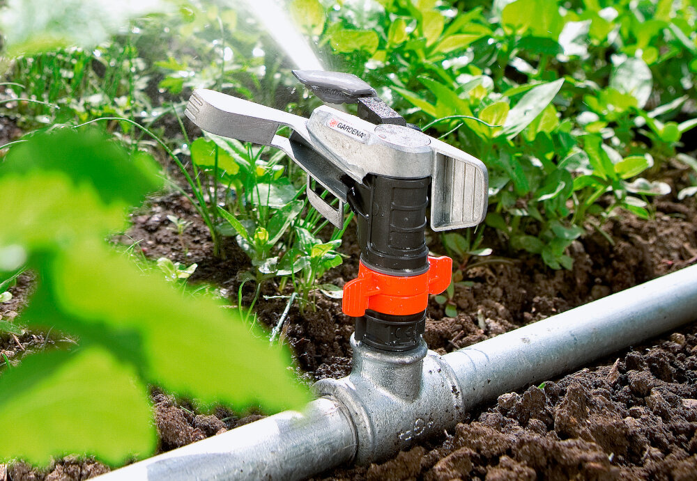 Zraszacz GARDENA 8137-20 ogród grządki warzyw zraszacz umieszczony na rurze rozprowadza wodę na rośliny duża wygodna w użyciu regulację precyzyjna dysza mosiężna proste w obsłudze elementy komfort użytkowania ułatwia pielęgnację ogrodu