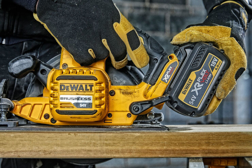 Pilarka tarczowa DEWALT DCS575N zasilanie silnik bezszczotkowy akumulator Li-Ion o napięciu 18 V maksymalna prędkość obrotowa do 5800 obr/min