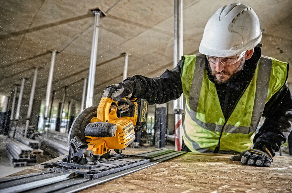 Pilarka tarczowa DEWALT DCS576N-XJ rękojeść wyprofilowana pokryta antypoślizgowym tworzywem