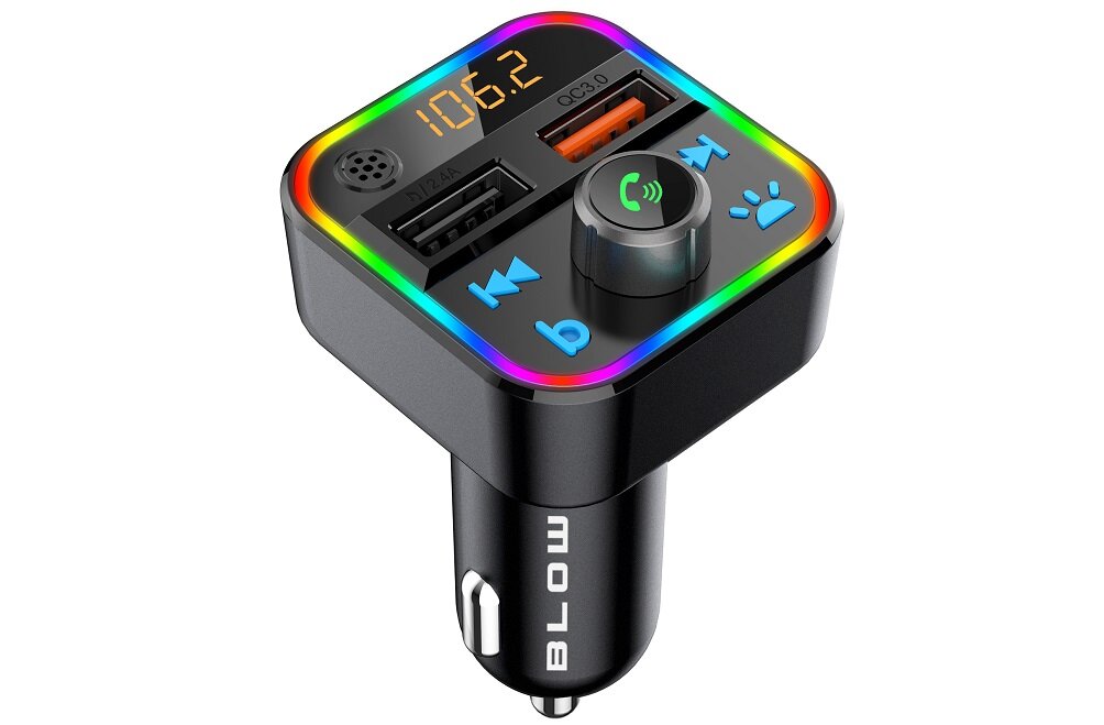 Na obrazie widoczny jest czarny transmiter FM z wyświetlaczem pokazującym \'106.2\' oraz różnymi przyciskami i portami USB. Na obudowie znajduje się napis \'BLOW\'.