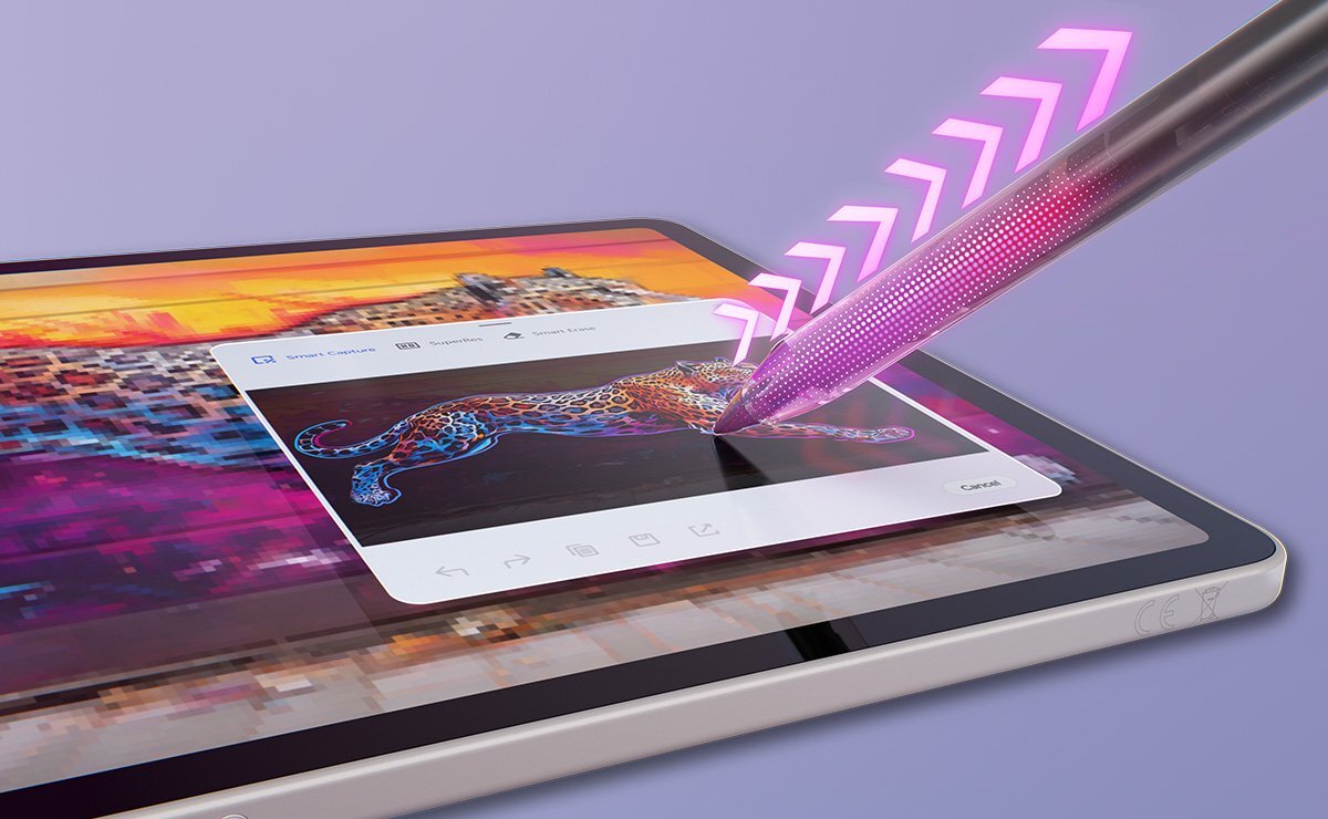 Tablet z wyświetlaczem pokazującym kolorowy obraz geparda, obok którego znajduje się rysik z różowymi strzałkami wskazującymi na ekran. Tło jest fioletowe, a na ekranie widoczne są ikony i przyciski interfejsu użytkownika.