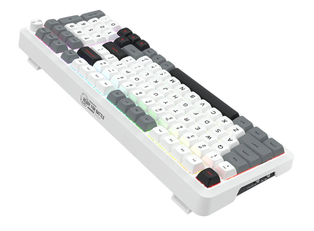 Klawiatura mechaniczna z białymi i szarymi klawiszami oraz podświetleniem RGB. Na obudowie widoczne jest logo z napisem \'Born for Battle\'.