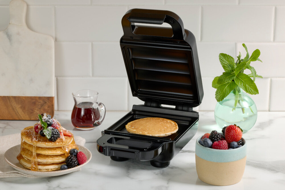 Opiekacz BREVILLE Solo Maker VST102X zdjęcie lifestyle Łatwe czyszczenie Nieprzywierająca powłoka płyt