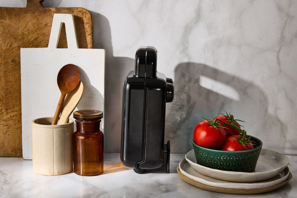 Opiekacz BREVILLE Solo Maker VST102X zdjęcie lifestyle Oszczędność miejsca Możliwość przechowywania w pozycji pionowej wymiary Antypoślizgowe stopy