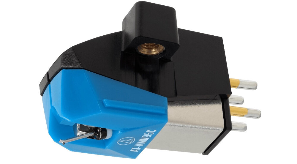 Na obrazie widoczna jest wkładka gramofonowa z niebieską obudową i metalicznymi elementami. Na obudowie znajduje się logo oraz napis \'AT-VM95C\'.