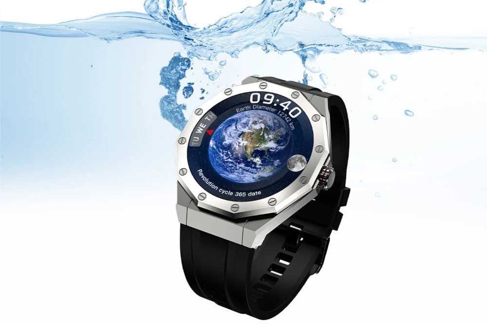Smartwatch z metalową kopertą i czarnym paskiem, na wyświetlaczu widoczny jest obraz Ziemi oraz tekst: \'09:40\', \'Earth Diameter 12,742 km\', \'Revolution cycle 365 date\'. W tle widać rozpryskującą się wodę.