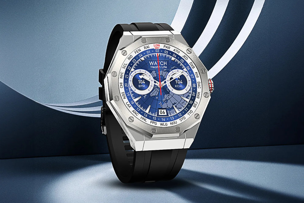 Na obrazie widoczny jest srebrny smartwatch z czarnym paskiem, posiadający okrągły wyświetlacz z niebieską tarczą i białymi oznaczeniami. Na tarczy widnieje tekst: \'WATCH Health Life\', \'104 BPM\', \'104 KCAL\'.