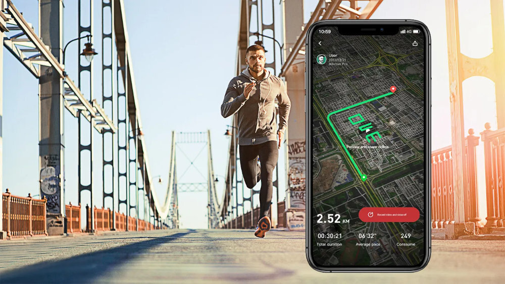 Mężczyzna biegnie po moście, a obok niego widoczny jest duży ekran smartfona z aplikacją pokazującą trasę biegu i statystyki: 2.52 km, 00:30:21, 05\'32\
