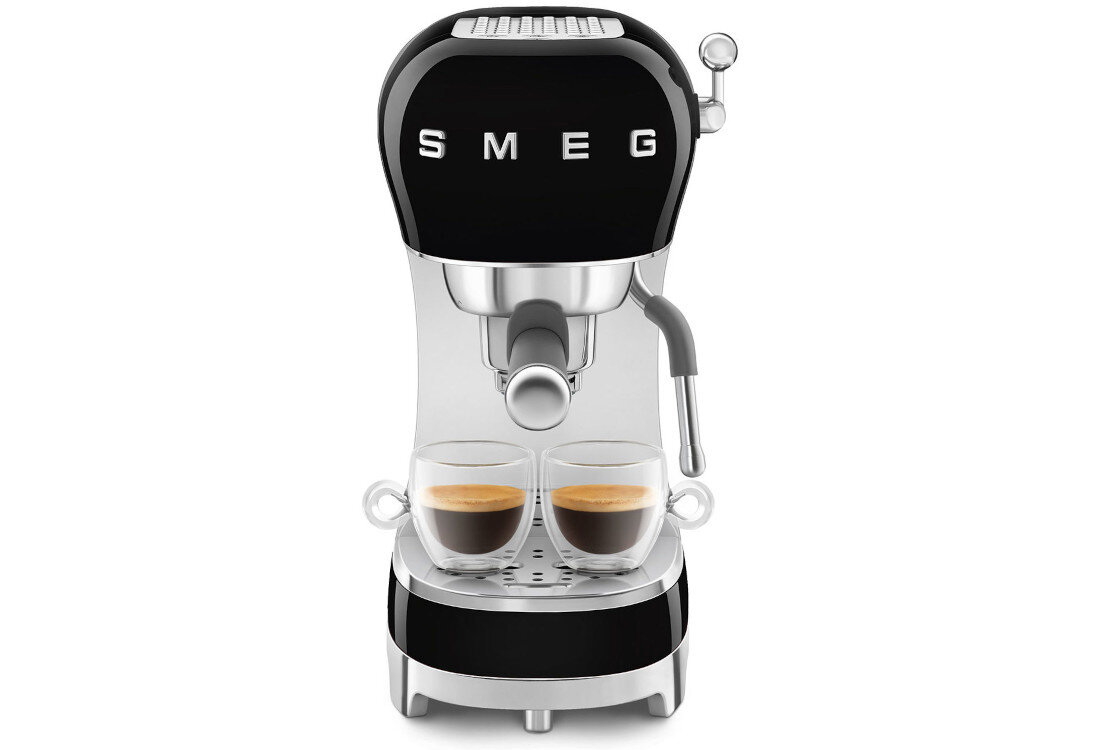 Czarny ekspres do kawy z logo SMEG, z dwoma filiżankami espresso na podstawce.