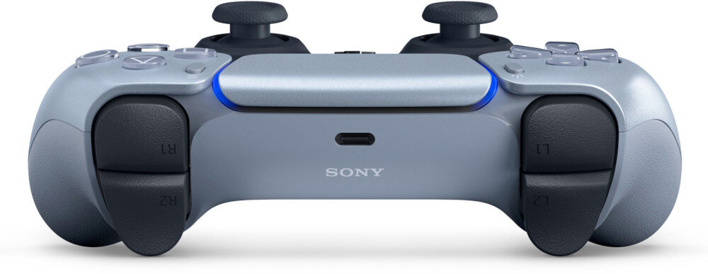 Srebrny kontroler do gier z logo SONY na środku, posiada dwa analogowe drążki i przyciski funkcyjne. Widoczny jest port ładowania na przedniej części urządzenia.