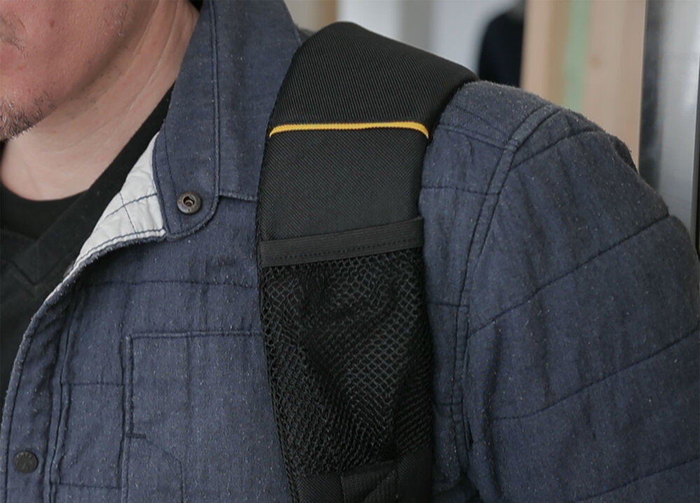 Plecak monterski STANLEY Fatmax 1-95-611 zbliżenie na szelkę plecak na ramionach osoby wyściełane gąbką uchwyty regulowane szelki dobrze leży na plecach ergonomiczna forma waga 2,19 kg wymiary 36 x 36 x 49,5 cm bezpieczny transport dużej ilości wyposażenia