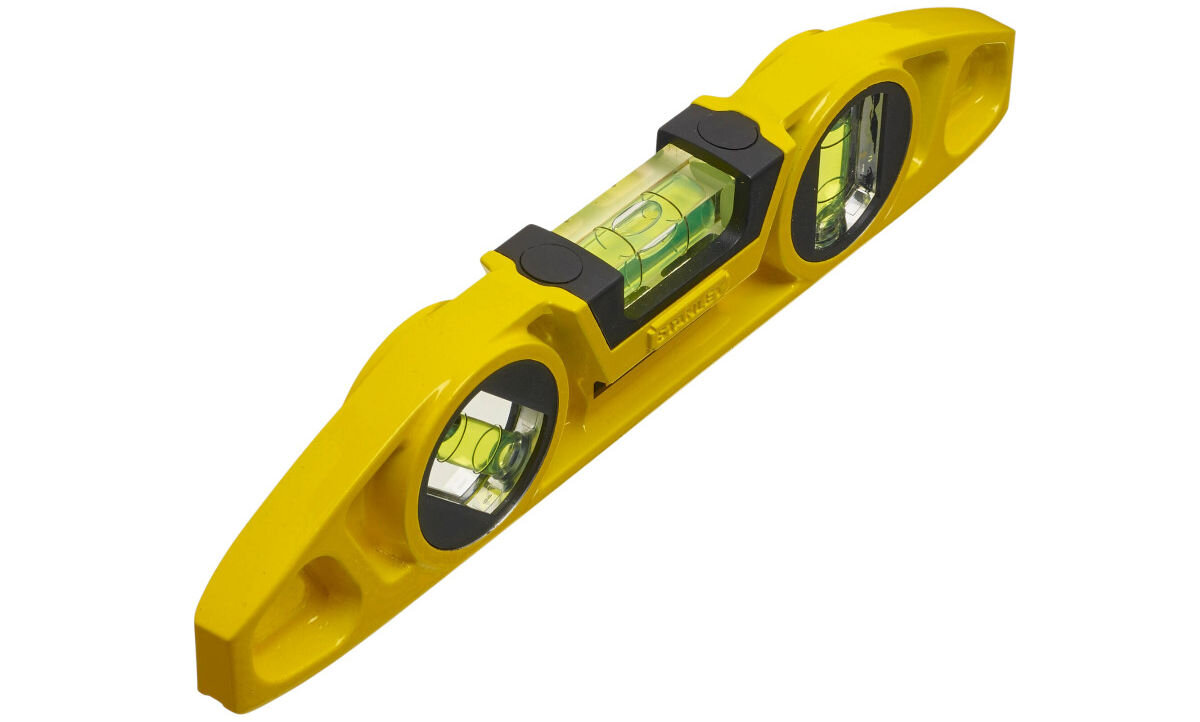 Poziomnica ręczna STANLEY Fatmax 0-43-603, aluminium, odlew, trwałość, narzędzie, na białym tle poziomica lekko od góry frontem prawo skos