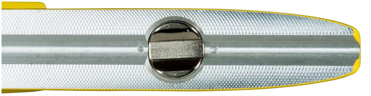 Poziomnica ręczna STANLEY Fatmax 0-43-603, magnes, neodym, rura, metal, zbliżenie na jeden z magnesów neodymowych poziomicy