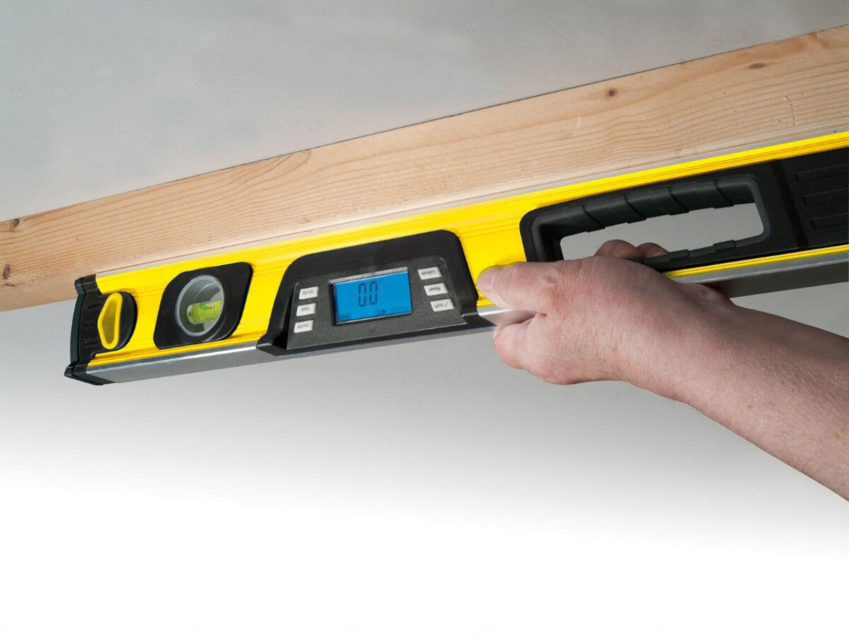 Poziomica elektroniczna STANLEY Fatmax 0-42-065, pomiar, poziomnica, kąt, elektronika, poziomica przyłożona do deski sufitowej, mierzy poziom