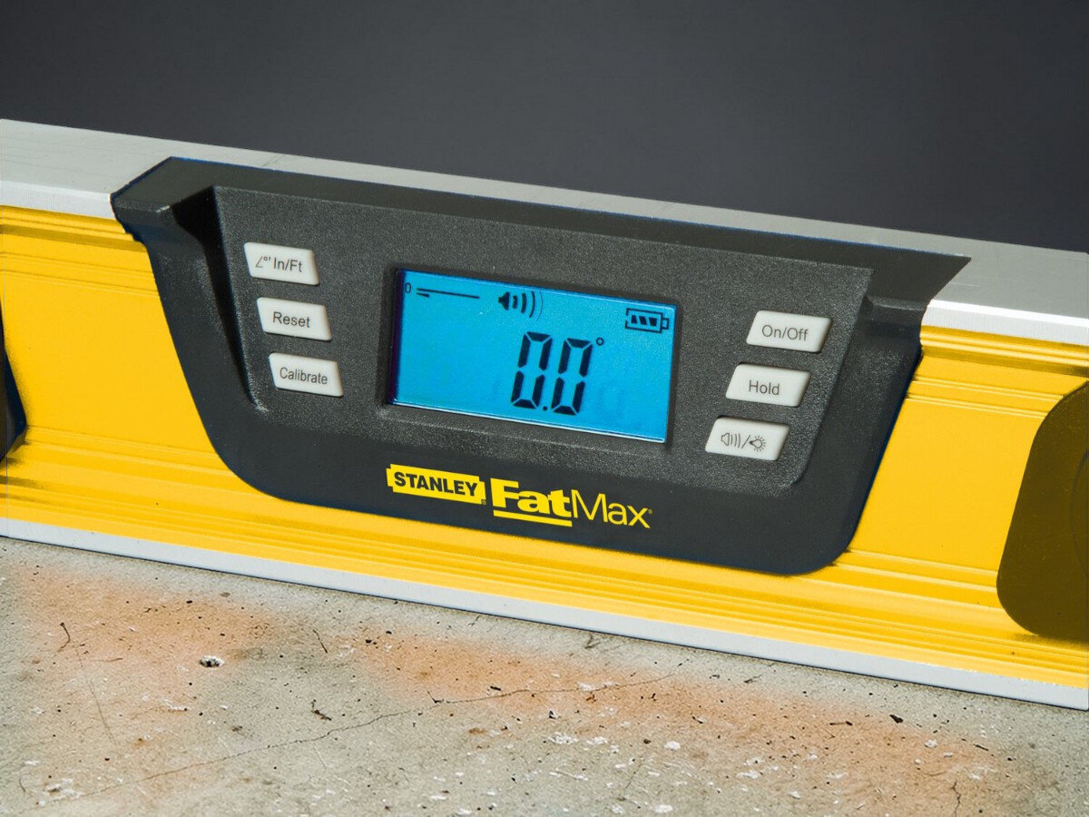 Poziomica elektroniczna STANLEY Fatmax 0-42-065, ekran, pomiar, stopnie, podświetlenie, zbliżenie na wyświetlacz elektroniczny poziomicy