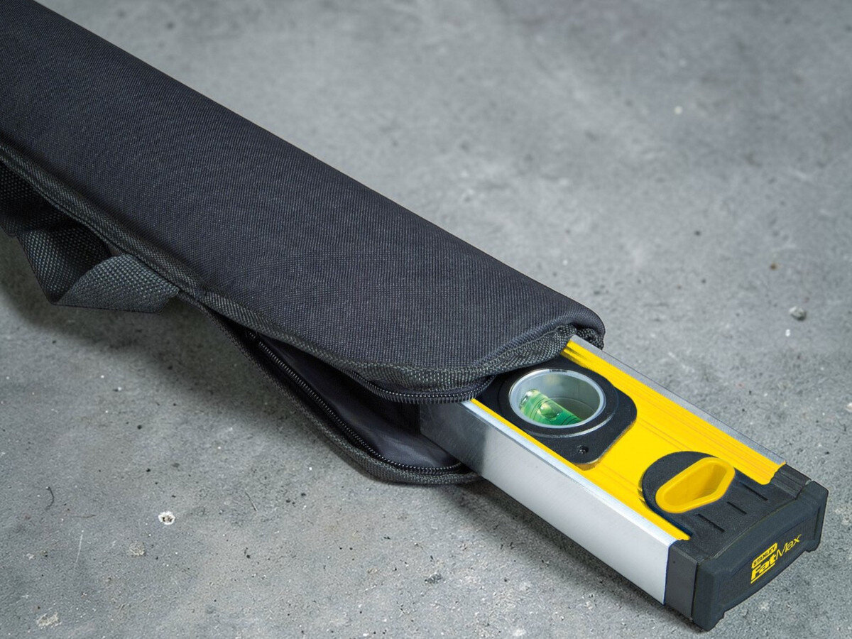 Poziomica elektroniczna STANLEY Fatmax 0-42-065, torba, pokrowiec, transport, ochrona, poziomica wystaje z torby ochronnej, leżąc na betonowej podłodze