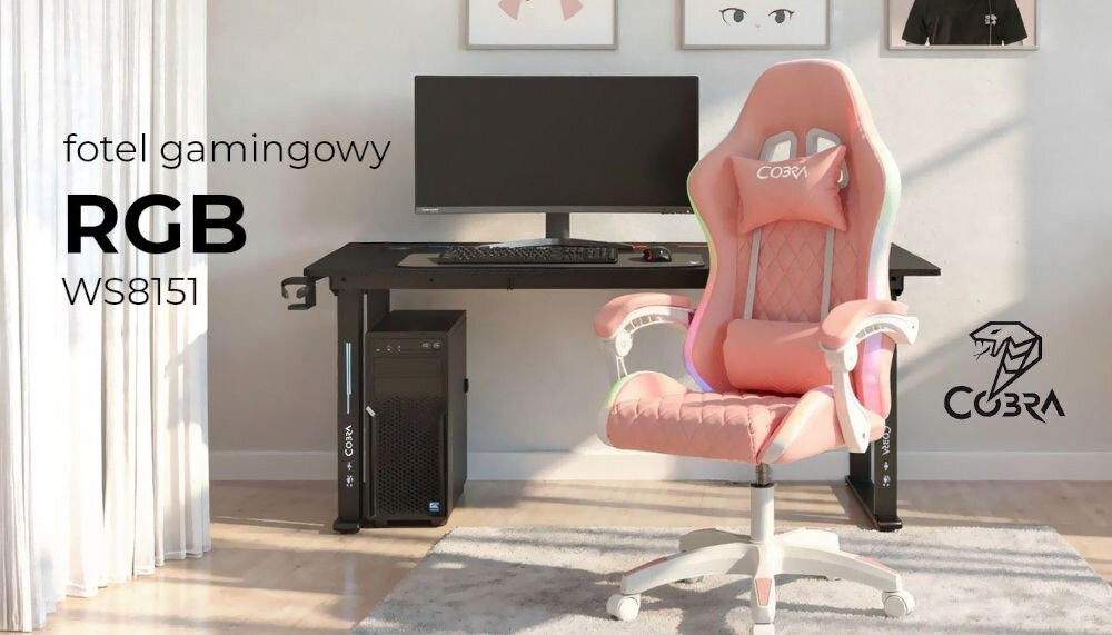 Różowy fotel gamingowy z napisem \'COBRA\' stoi przed biurkiem z monitorem i komputerem. Na ścianie widoczne są dekoracje, a obok fotela znajduje się logo \'COBRA\'.