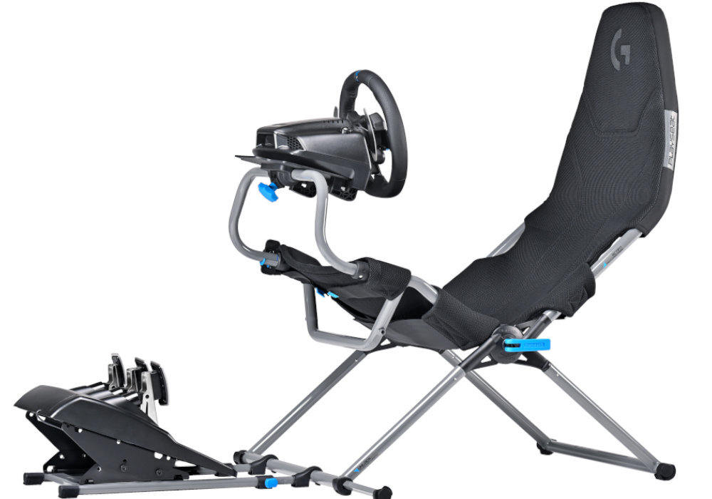 Czarny fotel gamingowy z metalową ramą, wyposażony w kierownicę i pedały. Na oparciu widoczne jest logo \'G\' oraz napis \'PLAYSEAT\'.