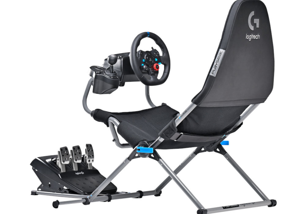 Czarny fotel gamingowy z logo \'Logitech\' na oparciu, wyposażony w kierownicę i pedały. Konstrukcja jest metalowa z elementami plastikowymi, a na oparciu widoczny jest napis \'PLAYSEAT\'.