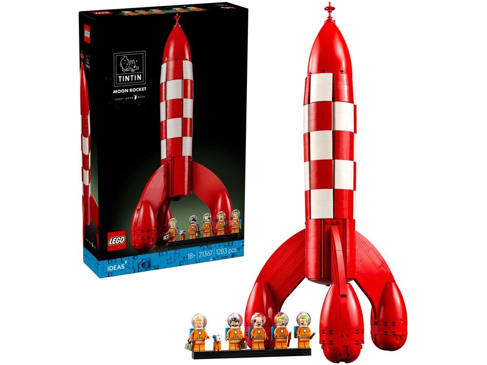 Na obrazie widoczny jest zestaw LEGO przedstawiający czerwoną rakietę z białymi pasami oraz figurki astronautów. Obok znajduje się pudełko z napisem \'TINTIN MOON ROCKET\' oraz logo LEGO.