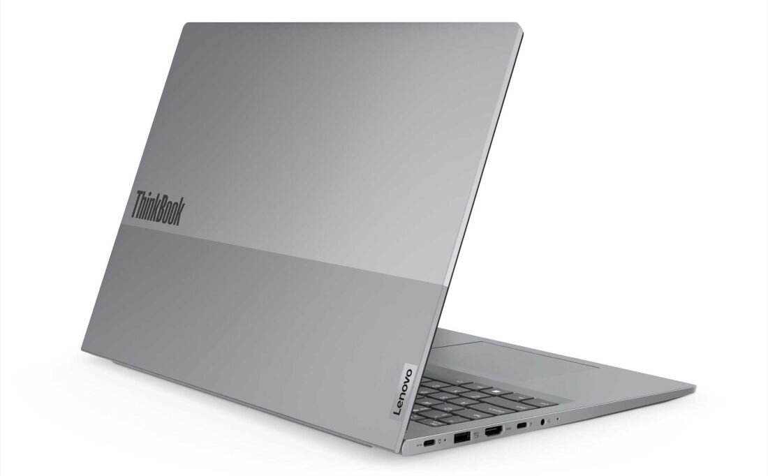 Na obrazie widoczny jest srebrny laptop z logo \'ThinkBook\' na pokrywie. Na dolnej części pokrywy znajduje się również logo \'Lenovo\'.