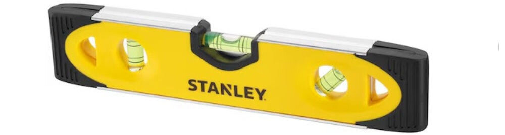 Poziomica magnetyczna STANLEY Toprpedo Shockproof 0-43-511, ochrona, guma, trwałość, odporność, Poziomica torpedo marki Stanley na białym tle.