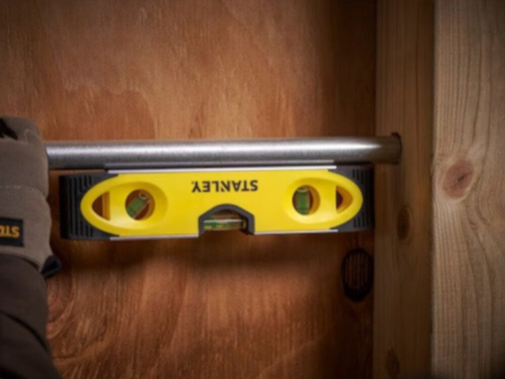 Poziomica magnetyczna STANLEY Toprpedo Shockproof 0-43-511, magnes, metal, rura, stabilność, Poziomica Stanley sprawdzająca poziom metalowej rury.