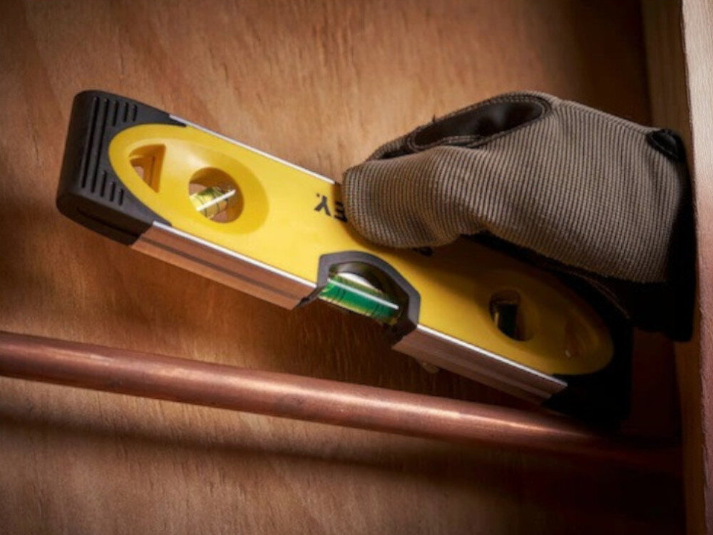 Poziomica magnetyczna STANLEY Toprpedo Shockproof 0-43-511, pion, poziom, kąt, dokładność, Poziomica Stanley przykładana do miedzianej rurki.