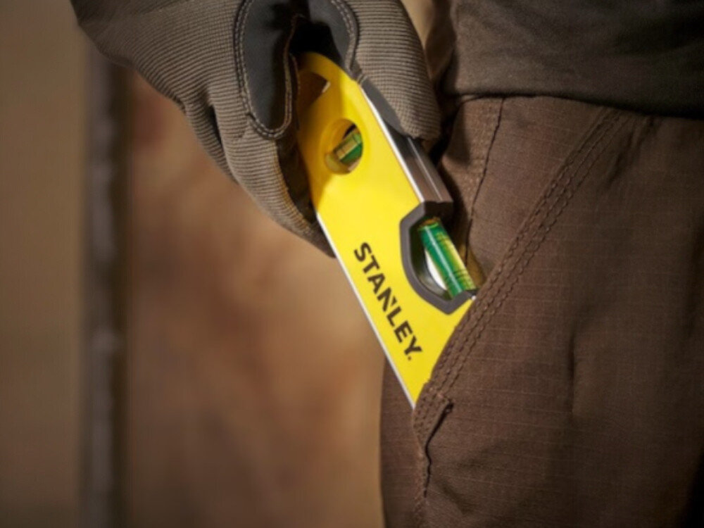 Poziomica magnetyczna STANLEY Toprpedo Shockproof 0-43-511, swoboda, praca, przestrzeń, waga, Poziomica Stanley chowana do kieszeni spodni roboczych.