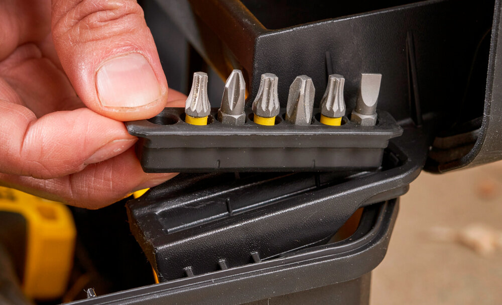 Skrzynia na narzędzia STANLEY Fatmax Pro Cantilever FMST1-75792 zbliżenie na organizer na bity osoba trzyma organizer w dłoni organizer przeznaczony na bity szybkie odnalezienie potrzebnych części