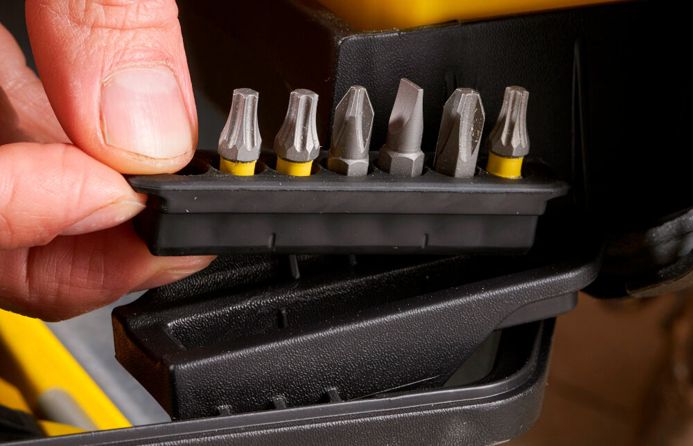 Skrzynia na narzędzia STANLEY Fatmax Pro Cantilever FMST1-75791 zbliżenie na organizer na bity osoba trzyma organizer w dłoni organizer przeznaczony na bity szybkie odnalezienie potrzebnych części
